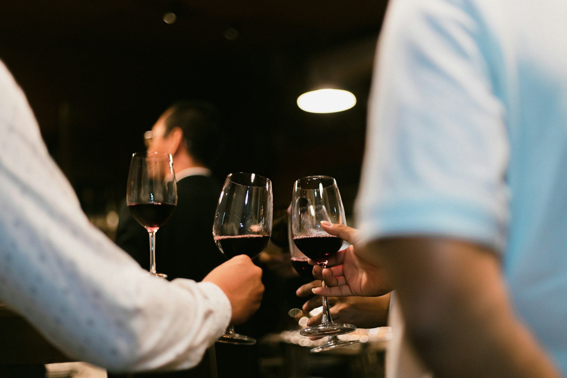 Photo non contractuelle a group of people holding glasses of wine